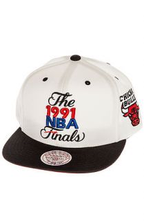 Mitchell & Ness Snapback Hat The Chicago Bulls 1996 NBA Finals Commemorative in White