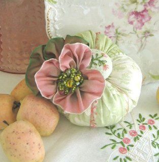 CRAB APPLE HILL PATTERN   Button Bon Bon Pincushion   by Crab Apple Hill   Item #820 : Other Products : Everything Else