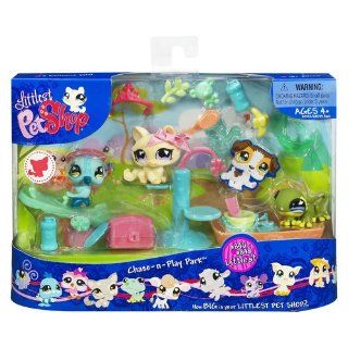 Littlest Pet Shop Themed Playpack   CHASE N PLAY PARK with 3 EXCLUSIVE Pets: Toys & Games