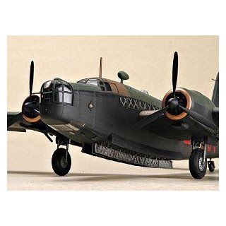 Trumpeter 1/48 Vickers Wellington Mk IC WWII British Bomber Model Kit: Toys & Games