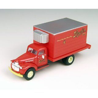 HO 1941 1946 Chevrolet Box Truck, Stroh's Beer: Toys & Games