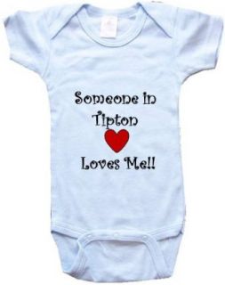 SOMEONE IN TIPTON LOVES ME   City Series   White, Blue or Pink Baby Onesie: Clothing